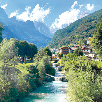 Bild zeigt den Ort Molveno.